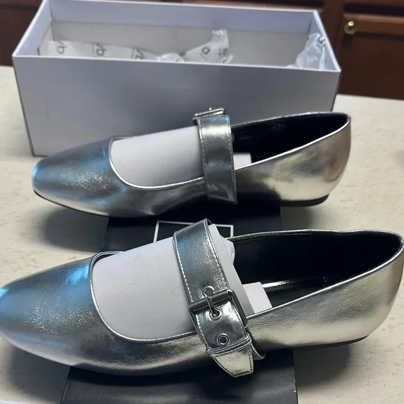 Size 10 DV by Dolce Vita Silver Flats - New Never Worn - Picture 2 of 6